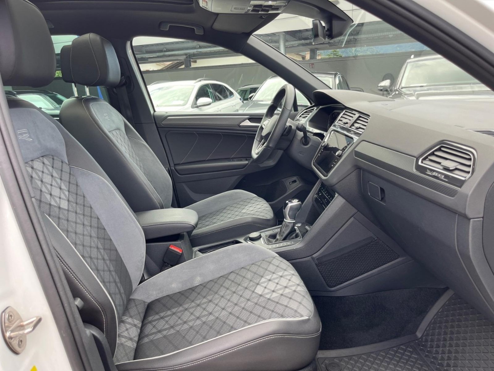 Volkswagen Tiguan 2.0 tdi r-line 4motion 200cv dsg - 9