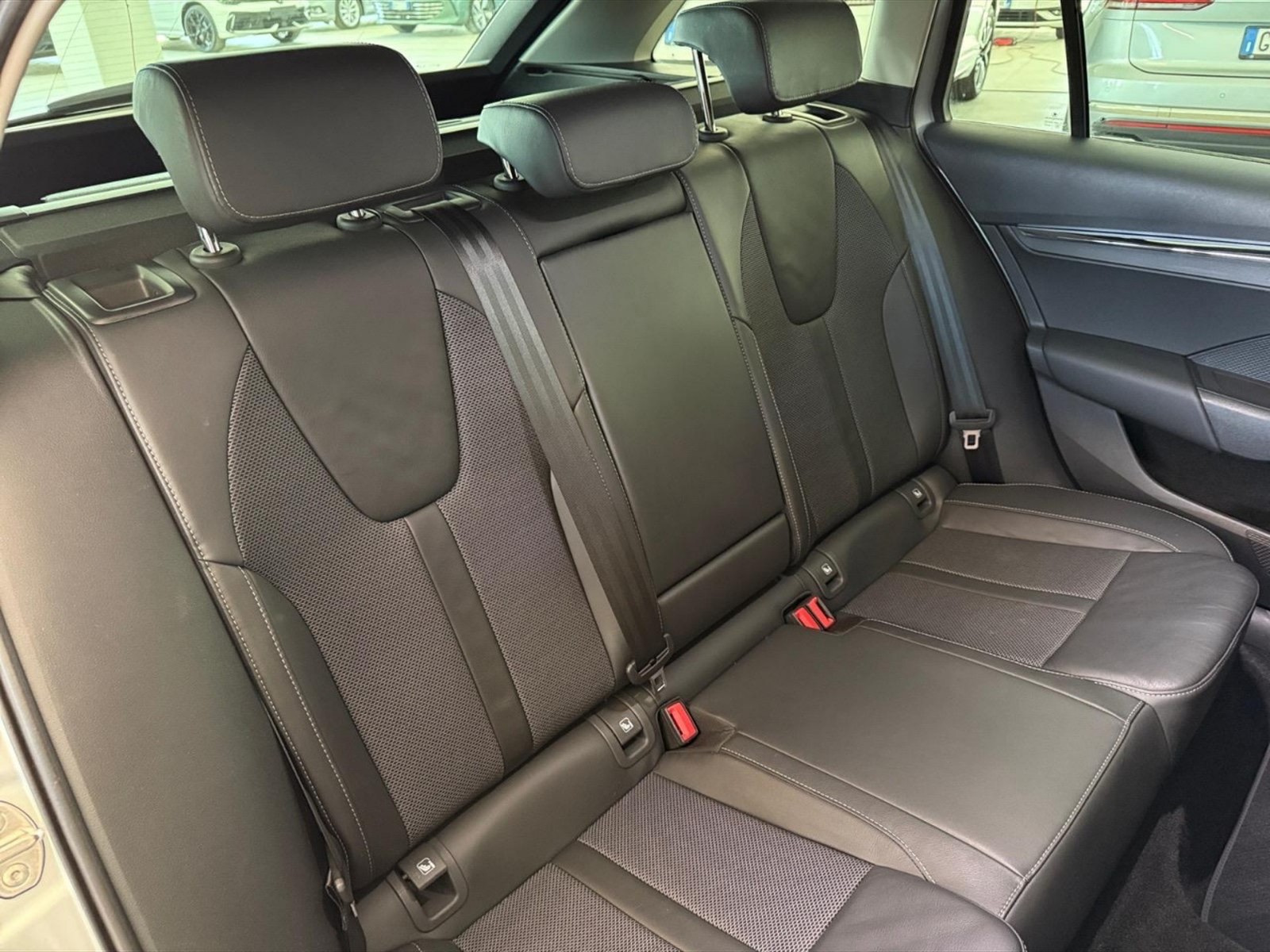 Skoda Octavia wagon 1.5 e-tec style dsg - 9