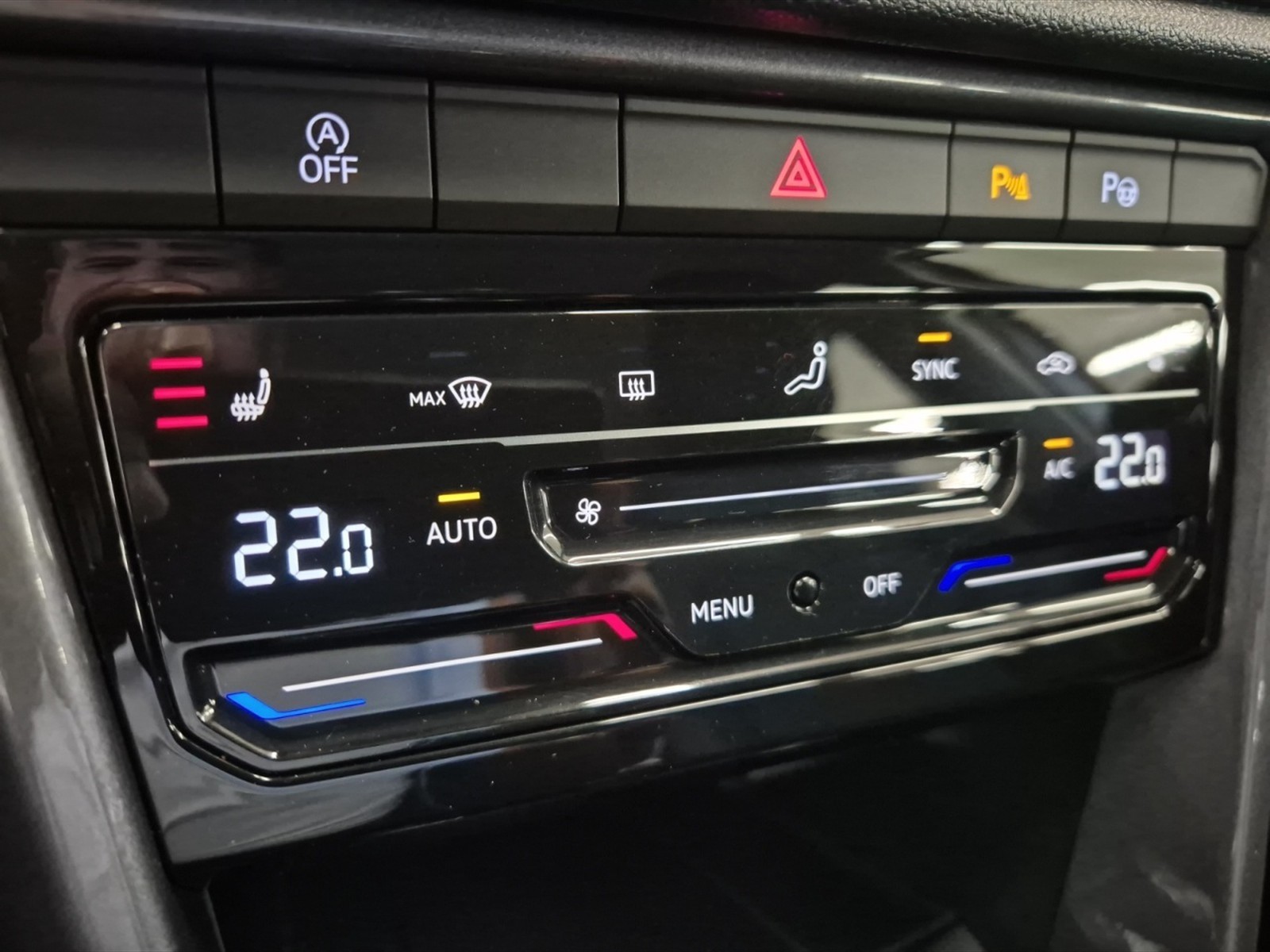 Volkswagen T-Roc 1.5 TSI STYLE, GANCIO; KEYLESS - 17
