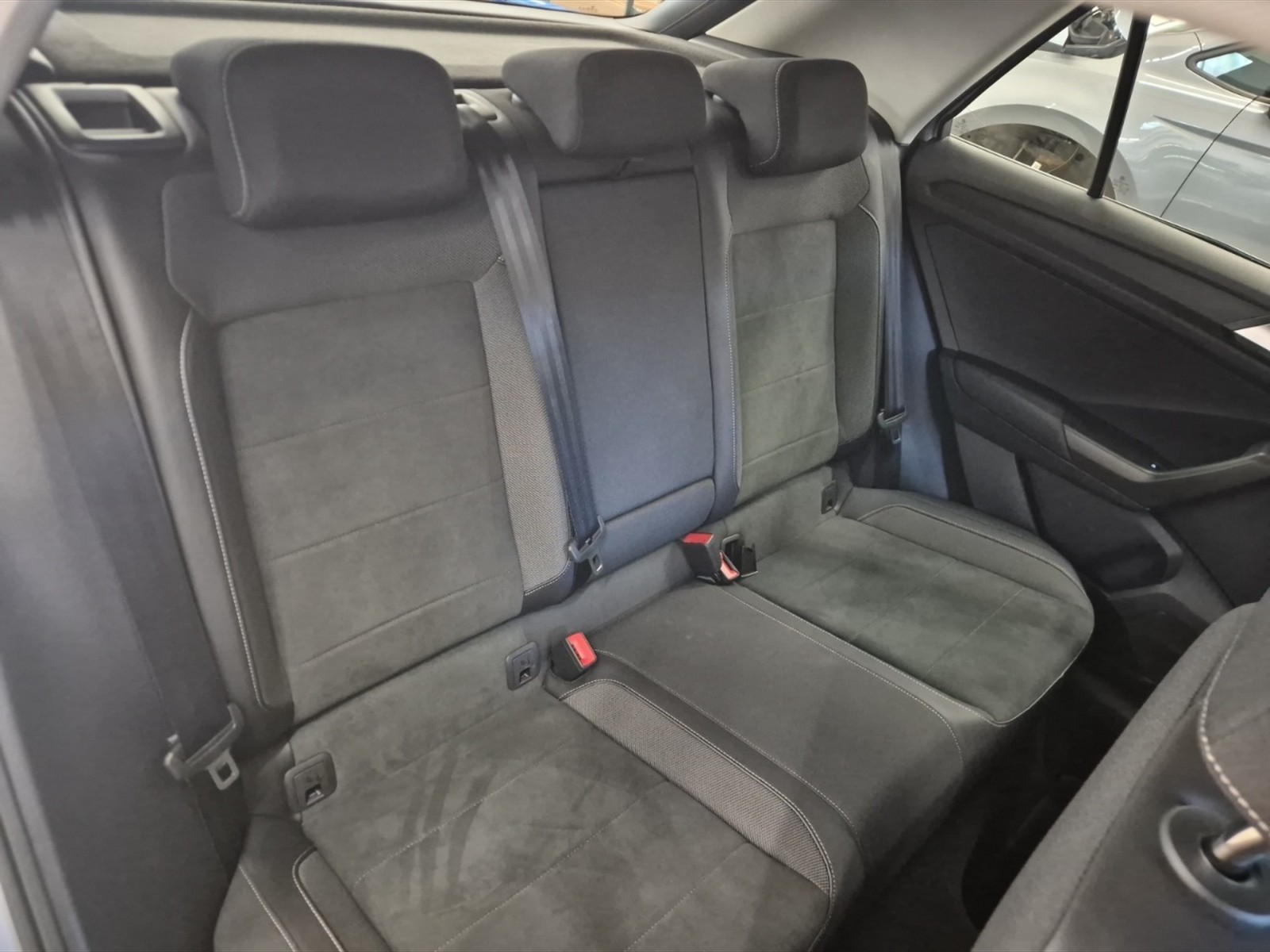 Volkswagen T-Roc 1.5 TSI STYLE, GANCIO; KEYLESS - 10