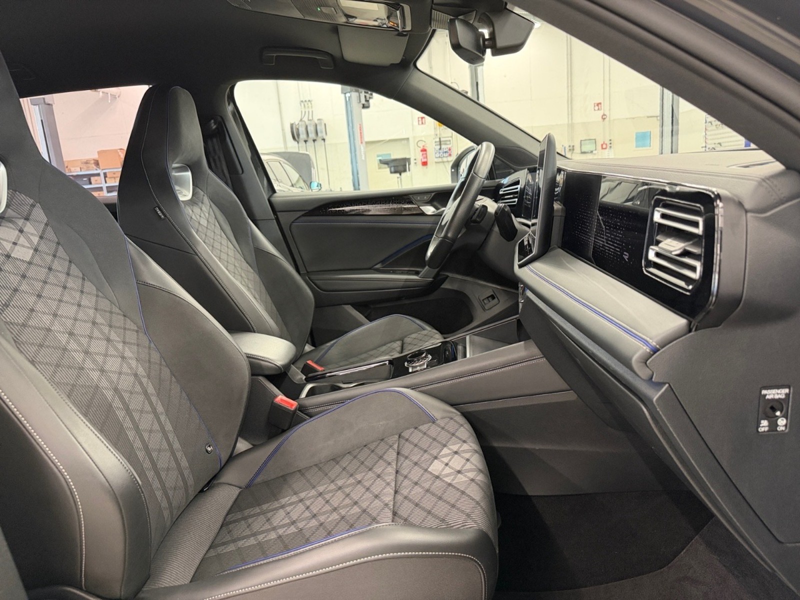 Volkswagen Tiguan 2.0 tdi r-line 4motion 193cv dsg - 9