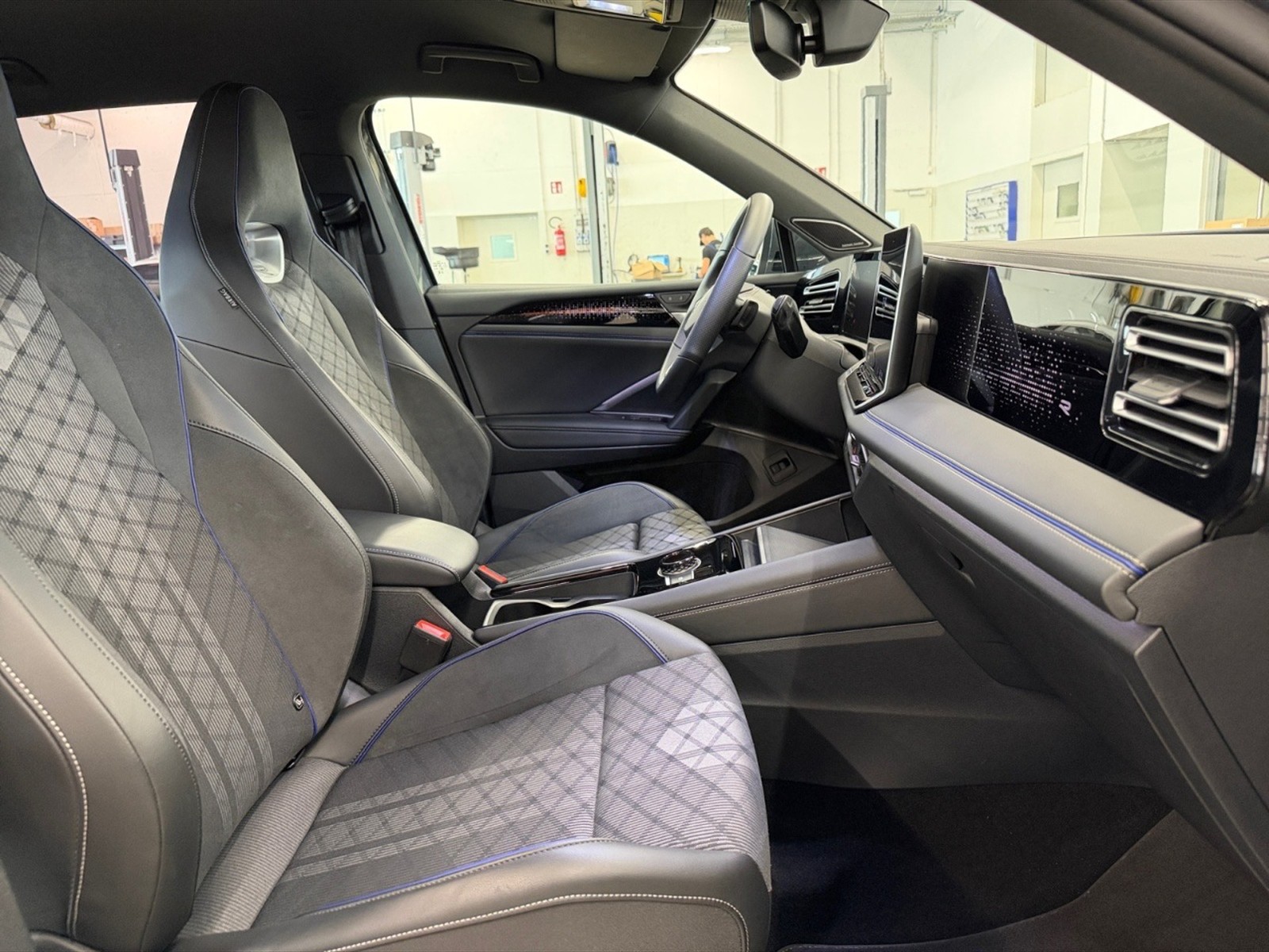 Volkswagen Tiguan 2.0 tdi r-line 4motion 193cv dsg - 9